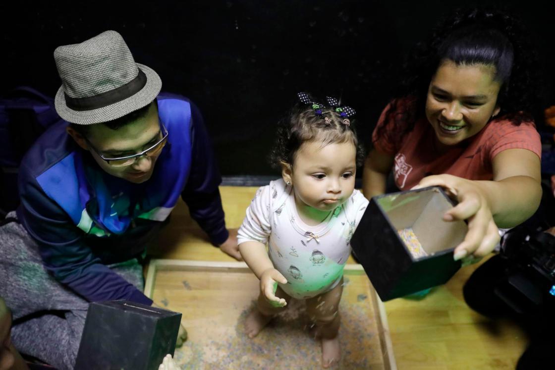 Una bebé juega con sus padres en uno de los espacios del programa Nidos del Instituto Distrital de las Artes (Idartes), el 8 de septiembre de 2022, en Bogotá (Colombia). EFE/ Carlos Ortega 