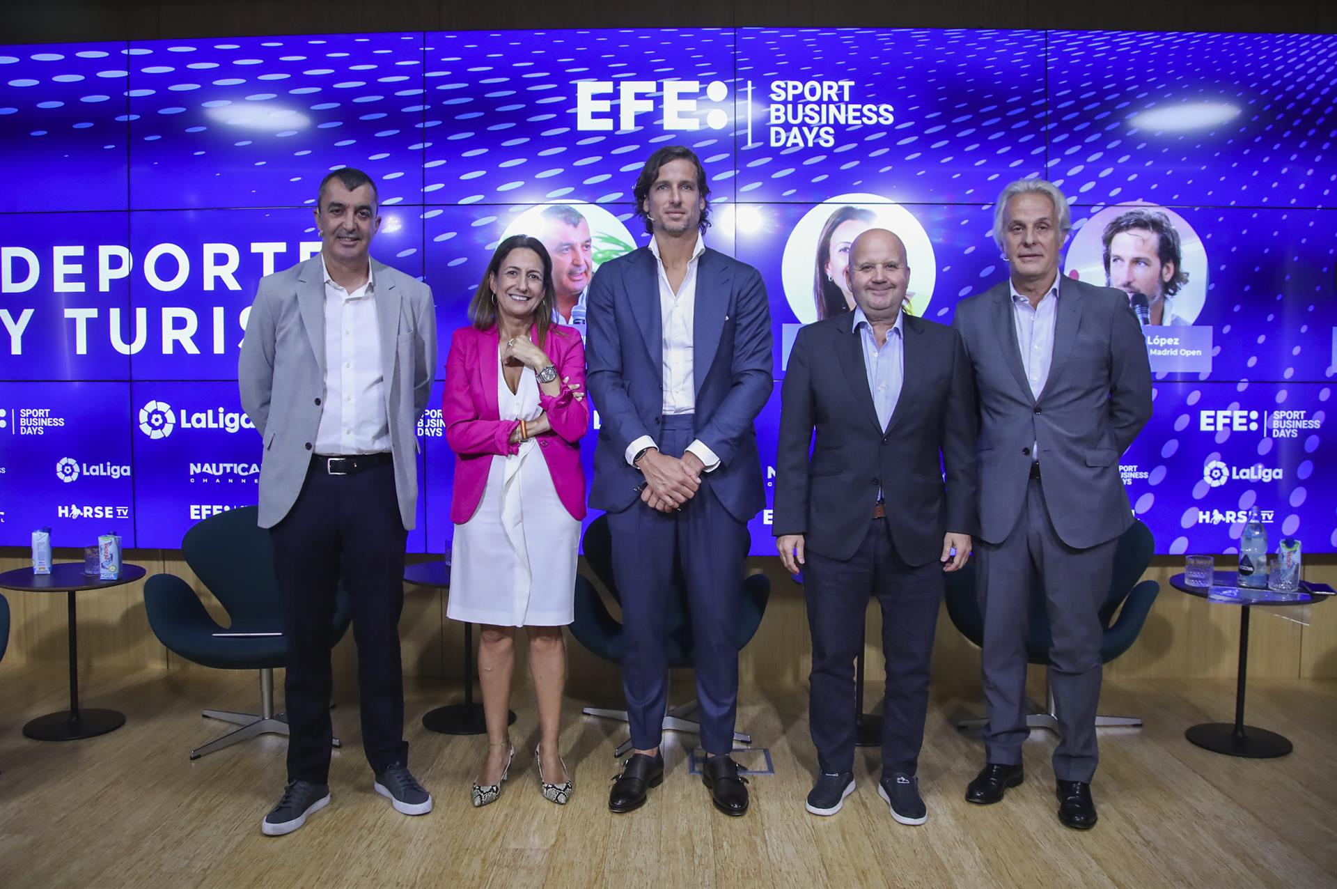 MADRID, 22/09/2022.- (De izq a der) El director general de La Vuelta, Javier Guillén; la directora de Turismo, Cultura y Deporte de CEOE, Inmaculada Benito; el director del Mutua Madrid Open, Feliciano López; el director de Deportes de la Agencia Efe, Luis Villarejo, y el director Comunicación de Damm, Fede Segarra, posan durante su participación en el evento "Deporte y Turismo" celebrado en el marco de la VII edición de EFE Sport Business Days, que aborda la relación existente entre Deporte y Turismo, el papel de ambos como dinamizadores de la economía y la importancia de los grandes acontecimientos deportivos en la industria turística, este jueves en Madrid. EFE/ David Fernández