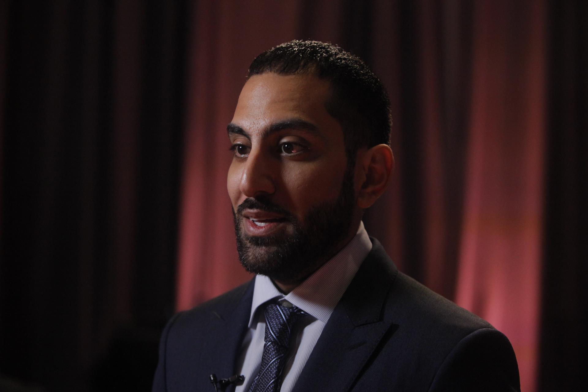 El director ejecutivo de "Generation Amazing", un programa de transformación cultural a través del fútbol del Comité de Entrega y Legado del país árabe, Nasser Al Khori, participa en un evento hoy, en Nueva York (EEUU). EFE/ Carlos Lemos