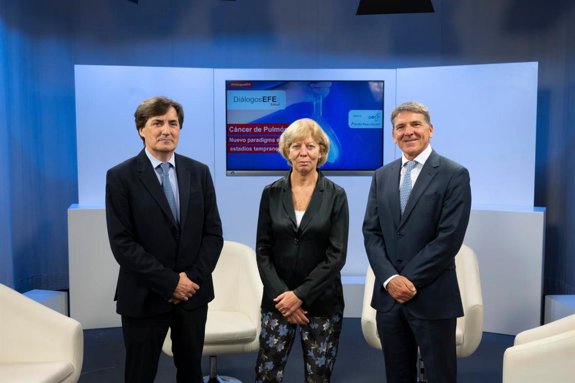 MADRID, 22/09/2022.- (De izq a der) El presidente del Grupo Español de Cáncer de Pulmón (GECP), Mariano Provencio; la presidenta de la Sociedad Española de Oncología Médica (SEOM), Enriqueta Felip, y el director médico de la compañía Bristol Myers Squibb, José Cabrera, posan durante su participaciónen el debate en el que oncólogos especialistas en cáncer de pulmón analizan los avances y el nuevo paradigma en el tratamiento en estadios tempranos de este tumor, celebrado en el marco de los Diálogos EFESalud y organizado por la Agencia EFE en colaboración con el GECP y la compañía Bristol Myers Squibb, en Madrid. EFE/ Fernando Villar