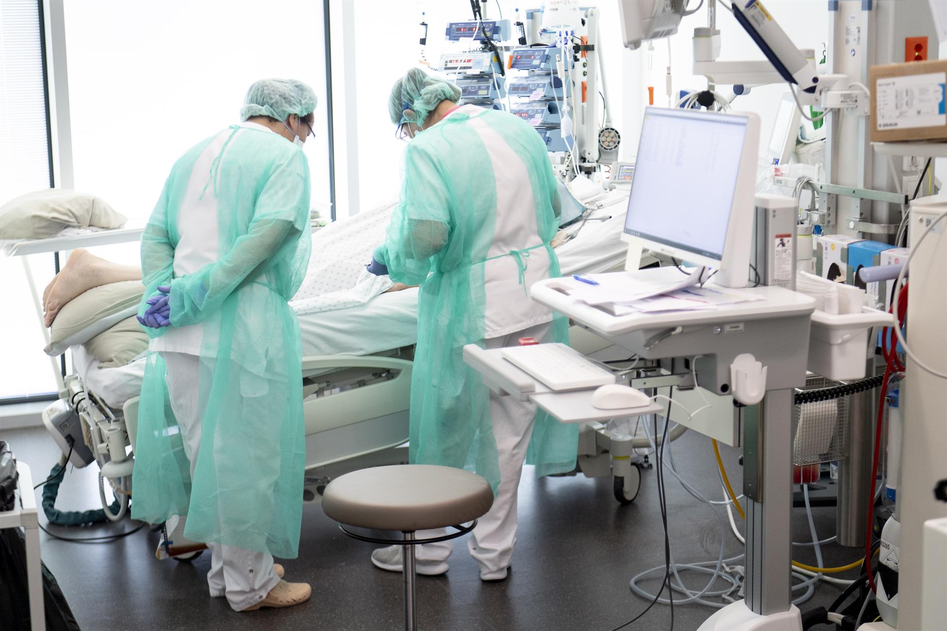Imagen de archivo de unos medicos en un hospital. EFE/EPA/LAURENT GILLIERON