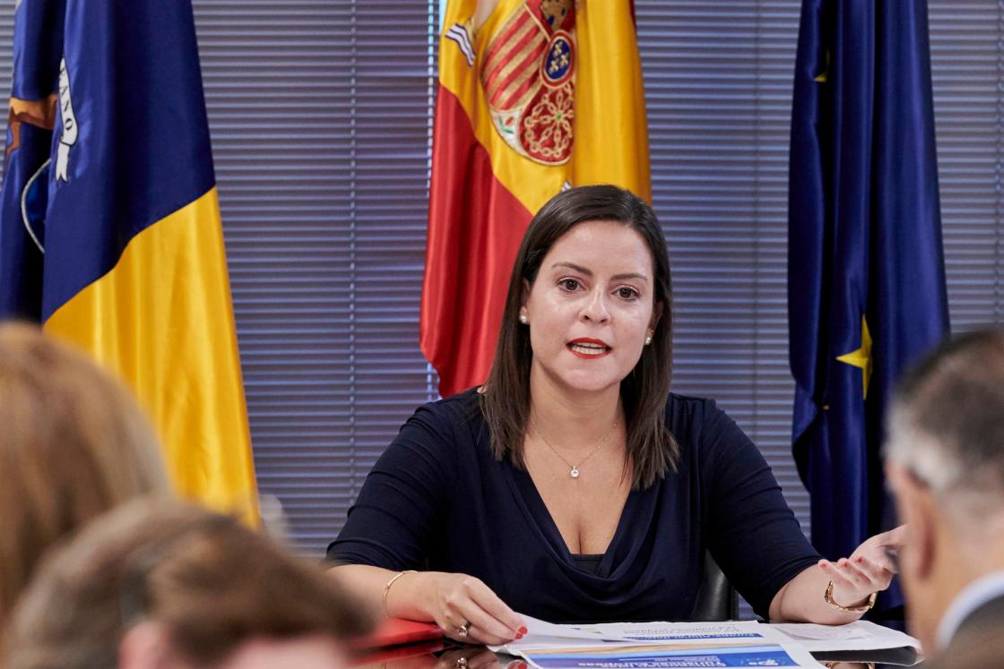 BRUSELAS, 28/09/2022.- La consejera de Turismo, Industria y Comercio del Gobierno de Canarias, Yaiza Castilla (c), presenta la I Convención de Islas Turísticas Europeas, este miércoles, en la Delegación del Gobierno de Canarias en Bruselas (Bélgica). EFE/ Horst Wagner