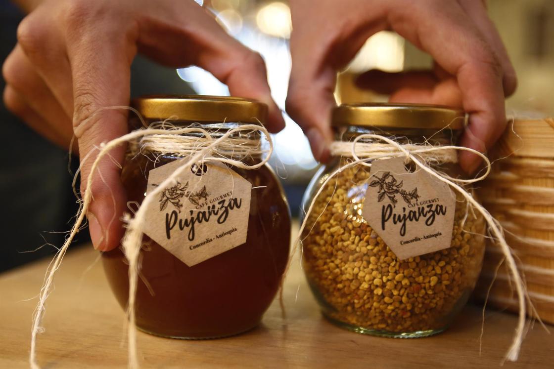 Una persona muestra frascos de miel fabricada en Pujanza Café Gourmet, en Medellín (Colombia). EFE/Luis Eduardo Noriega A. 
