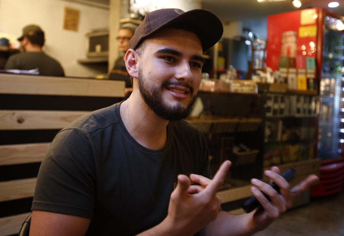 - El gerente comercial de Pujanza Café Gourmet, Juan David Murillo Arias, habla en una entrevista con EFE, el 21 de septiembre de 2022, en Medellín (Colombia). EFE/Luis Eduardo Noriega A.