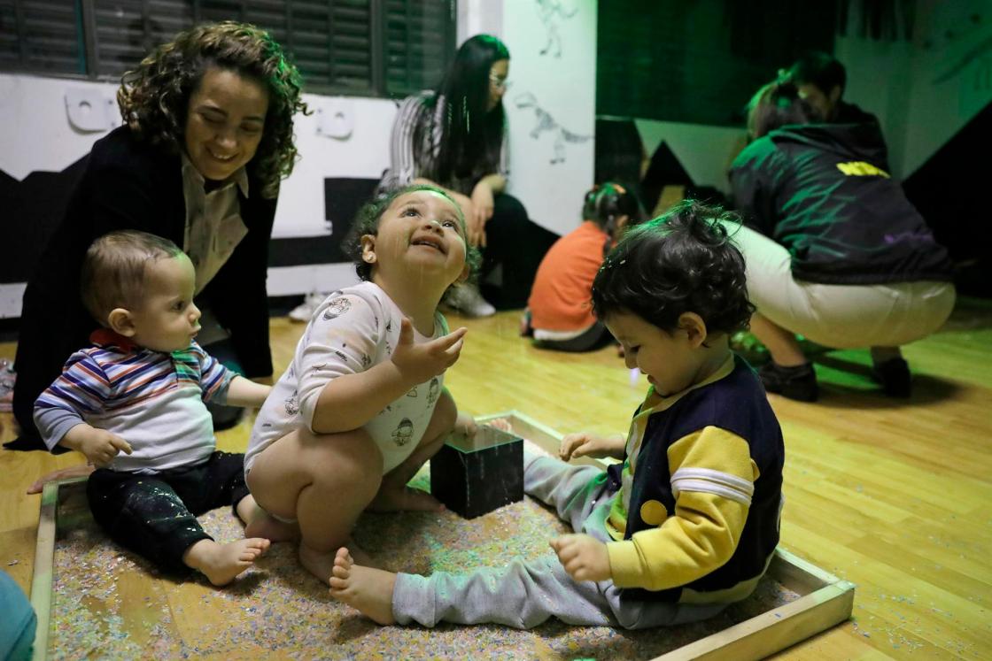 Bebés juegan con sus padres en uno de los espacios del programa Nidos del Instituto Distrital de las Artes (Idartes), el 8 de septiembre de 2022, en Bogotá (Colombia). EFE/ Carlos Ortega