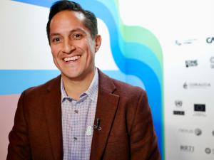 El director de programas de la Fundación One Drop, Ernenek Durán. EFE/Marta Montojo