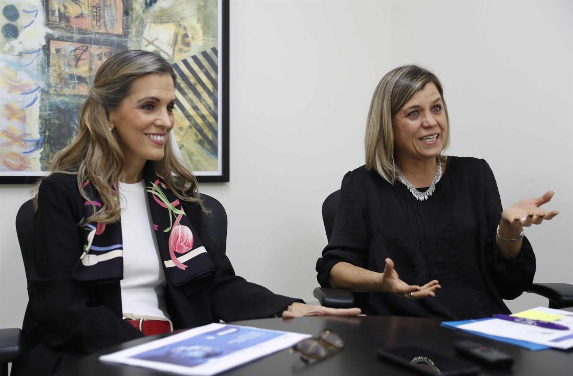 Lea Sulmont (d), miembro del consejo asesor de la Universidad Internacional de La Rioja (UNIR) en Perú y presidenta del II Congreso Virtual Internacional de Educadores, y Rocío Chirinos (i), directora de Educación de la UNIR, hablan durante una entrevista con Efe, hoy, en Lima (Perú). EFE/Paolo Aguilar 