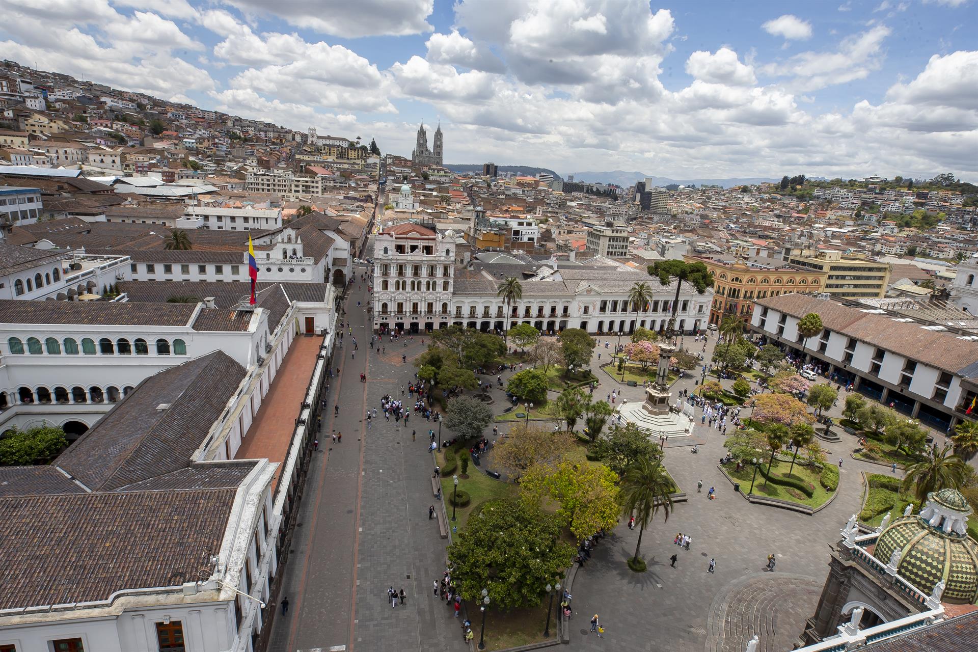 Fotografía de la Plaza de la Independencia y el Palacio de Gobierno, el 15 de septiembre de 2022, en Quito (Ecuador). EFE/ José Jácome
