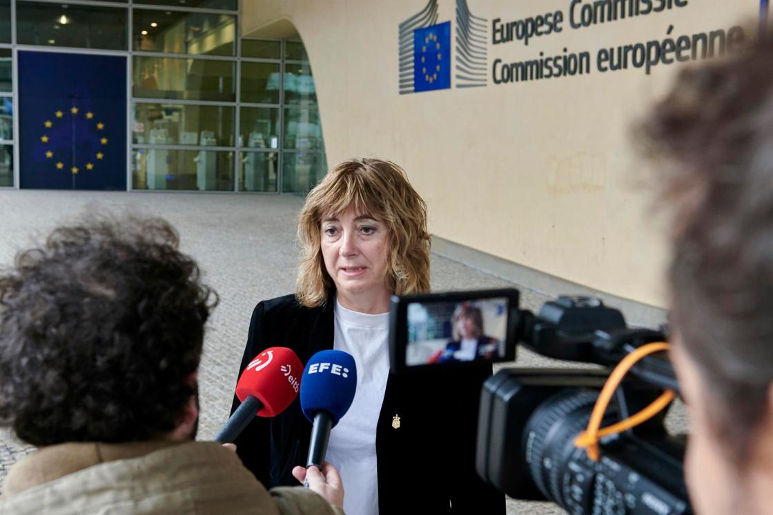 GRAF3876 BRUSELAS, 27/09/2022.- La Consejera de Relaciones Ciudadanas de Navarra, Ana Ollo Hualde, realiza declaraciones ante medios de comunicación delante la sede principal de la Comisión Europea durante una visita de una delegación de alcaldes y alcaldesas de Navarra a las distintas instituciones europeas en Bruselas. EFE/ Horst Wagner