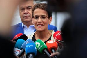 MADRID, 29/09/2022.- La presidenta del Gobierno de Navarra, María Chivite, atiende a la prensa tras asistir, desde la tribuna de invitados, al pleno del Congreso que se celebra este jueves en Madrid, en el que se debate el proyecto de ley por el que se modifica la Ley 28/1990, de 26 de diciembre, por la que se aprueba el Convenio Económico entre el Estado y la Comunidad Foral de Navarra. EFE/ Fernando Alvarado