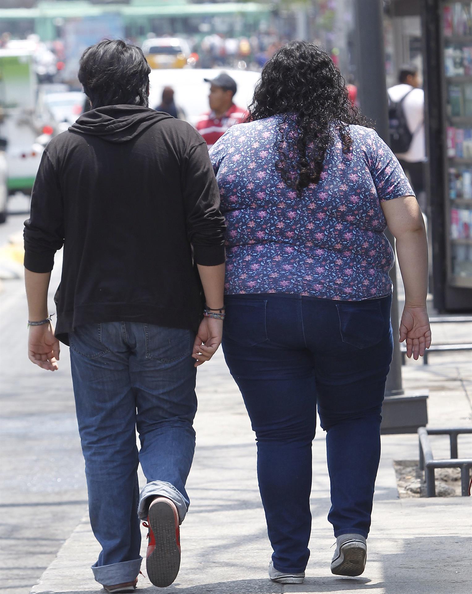 Fotografía de archivo fechada el 26 de marzo del 2020, que muestra a personas con obesidad por calles de Ciudad de México (México). EFE/ Sáshenka Gutiérrez