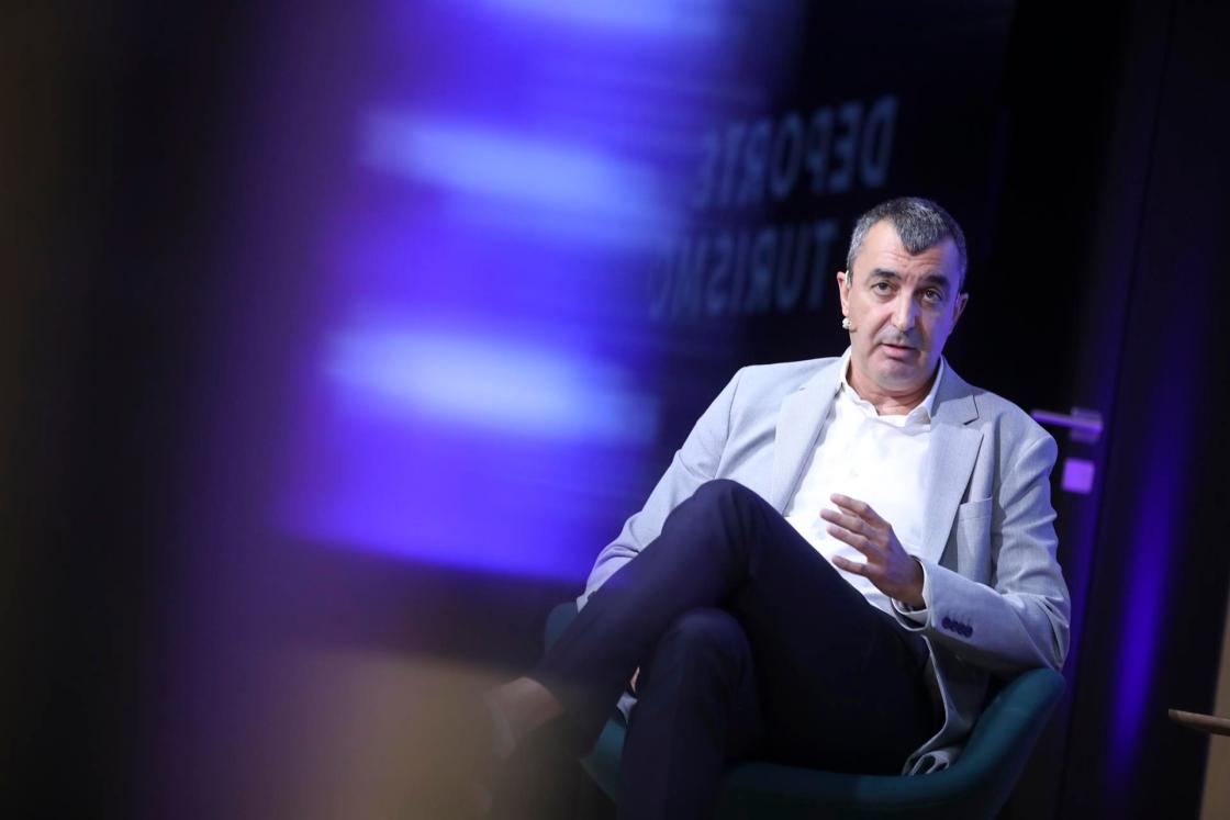 MADRID, 22/09/2022.- El director general de La Vuelta, Javier Guillén, participa en el evento "Deporte y Turismo" celebrado en el marco de la VII edición de EFE Sport Business Days, que aborda la relación existente entre Deporte y Turismo, el papel de ambos como dinamizadores de la economía y la importancia de los grandes acontecimientos deportivos en la industria turística, este jueves en Madrid. EFE/ David Fernández