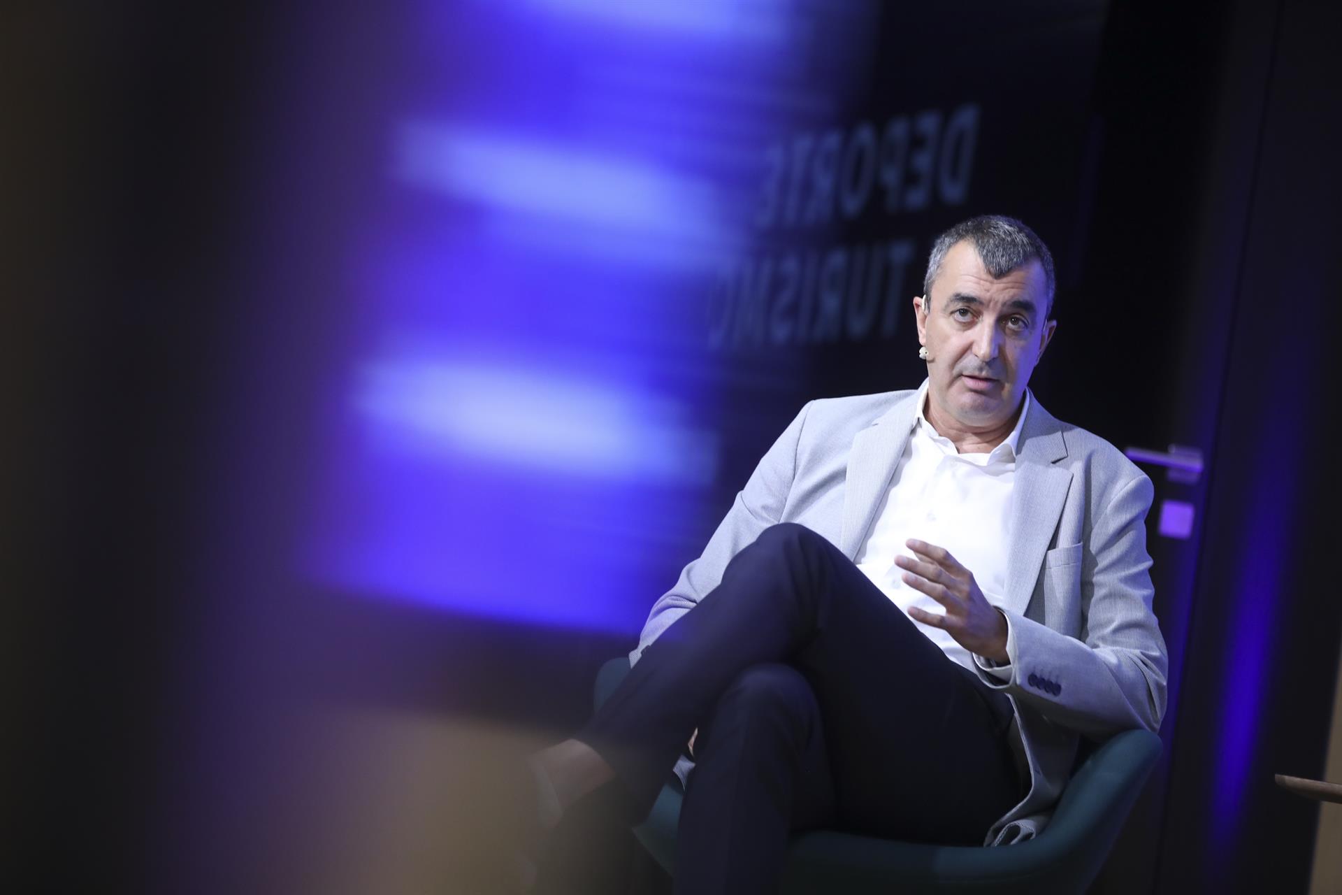 MADRID, 22/09/2022.- El director general de La Vuelta, Javier Guillén, participa en el evento "Deporte y Turismo" celebrado en el marco de la VII edición de EFE Sport Business Days, que aborda la relación existente entre Deporte y Turismo, el papel de ambos como dinamizadores de la economía y la importancia de los grandes acontecimientos deportivos en la industria turística, este jueves en Madrid. EFE/ David Fernández