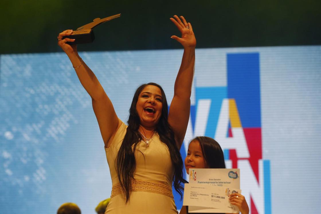 La ganadora del premio Famiempresario Interactuar del año 2022, Dalia Johanna Carrillo Preciado, de la empresa Panadería y Repostería La Reina, celebra hoy junto a su hija tras recibir el galardón en Medellín (Colombia). EFE/Luis Eduardo Noriega A