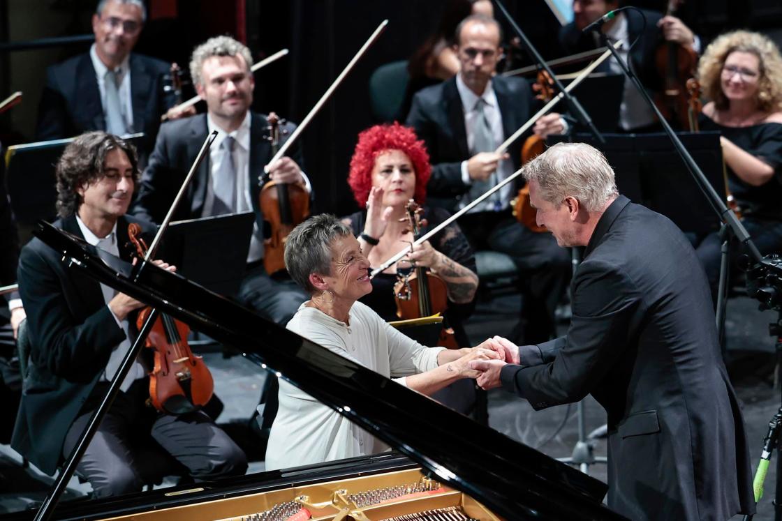 GRAFCVA9030. VALENCIA, 19/10/2022.- El director de orquesta, Alexander Liebreich (dcha), estrecha las manos de la solista Maria Joao Pires (izda), una referente internacional de la interpretación pianística durante el primer concierto de la temporada 2022-2023 de la Orquesta de València que acoge el Teatro Principal de València y ofrece obras de compositores polacos del siglo XX, la suite Pulcinella de Stravinski y el concierto para piano nº 23 de Mozart. EFE/Biel Aliño