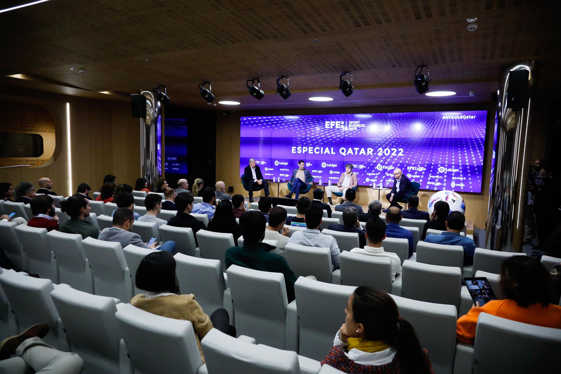 MADRID, 26/10/2022.- De izda a dcha: Mark Fenwick, socio en Fenwick Iribarren Architecs; Fernando Hierro, excapitán de la selección española de fútbol y nuevo director deportivo del Chivas de Guadalajara (México); Alvaro Cébrian, cofundador de El Ganso y Luis Villarejo, director de Deportes de la Agencia EFE, participan en el foro "Sport Business Days. Especial Qatar 2022" organizado por la Agencia EFE en Madrid, en el que se analizarán las impresionantes cifras que mueve este evento, sus infraestructuras, derechos de imagen y de cómo las marcas podrán activar sus patrocinios aprovechando el tirón del torneo. EFE/David Fernández