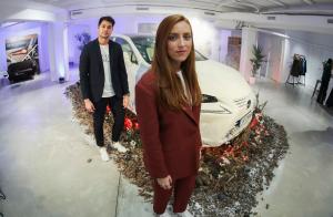 MADRID, 19/10/2022.-Pablo Sánchez y Esperanza Soler, ganadores del concurso junto al modelo de su obra ganadora de la V edición del concurso de diseño 'Lexus Art Car' del 2022, este miércoles en Madrid. EFE/ David Fernández