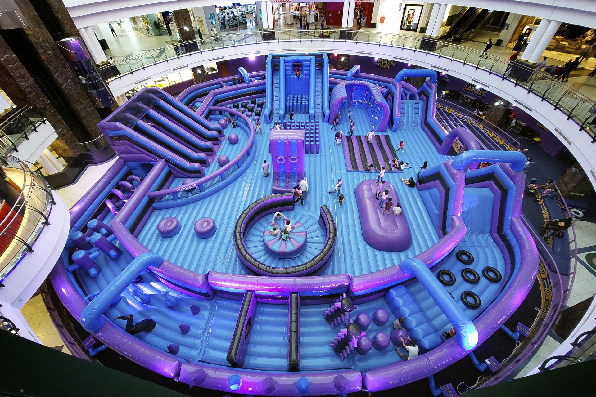 GRAF7385. DOHA, 21/10/2022.-Mercados tradicionales, playas, el desierto, museos o el skyline de noche desde el paseo marítimo de La Corniche. Catar es un mundo de sensaciones que te descubrimos con las nueve recomendaciones que no te puedes perder si vas a visitar el país durante el Mundial de Qatar 2022. En la imagen, tomada el 15/06/2002, el centro comercial City Center. EFE/Alberto Estévez