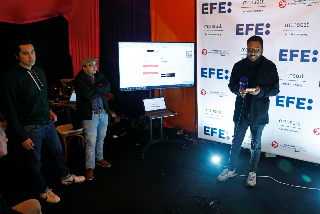 Participantes de la Hackathon realizada en el marco del décimo Festival Gabo, presentan hoy la aplicación "LAlerta" en Bogotá (Colombia). La "Hackathon para un Periodismo por la Paz" culminó este domingo con éxito presentando las innovadoras propuestas en las que desarrolladores y periodistas trabajaron durante el fin de semana en el marco del Festival Gabo buscando hacer frente a la "realidad sangrante" de los periodistas en Colombia. EFE/Carlos Ortega 