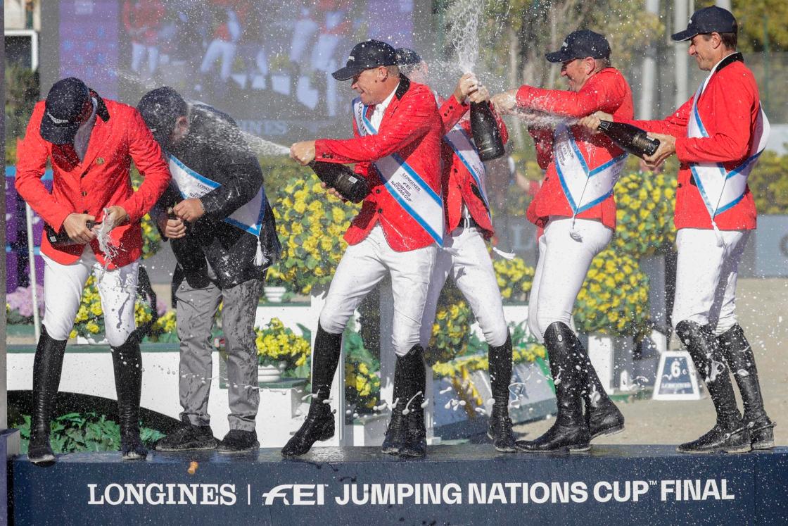 BARCELONA, 02/10/2022.-El equipo de la selección de Bélgica capitaneado por Peter Weinberg (2i), y compuesto por Oliver Philippaerts (i), Koen Vereecke(2d), Gregory Wathelet (d), Gilles Thomas (3d), y Jerome Guery (4d) celebra el triunfo de la final de Hípica de la Longines FEI Jumping Nations Cup, este domingo en el Real Club de Polo de Barcelona.- EFE/Quique García