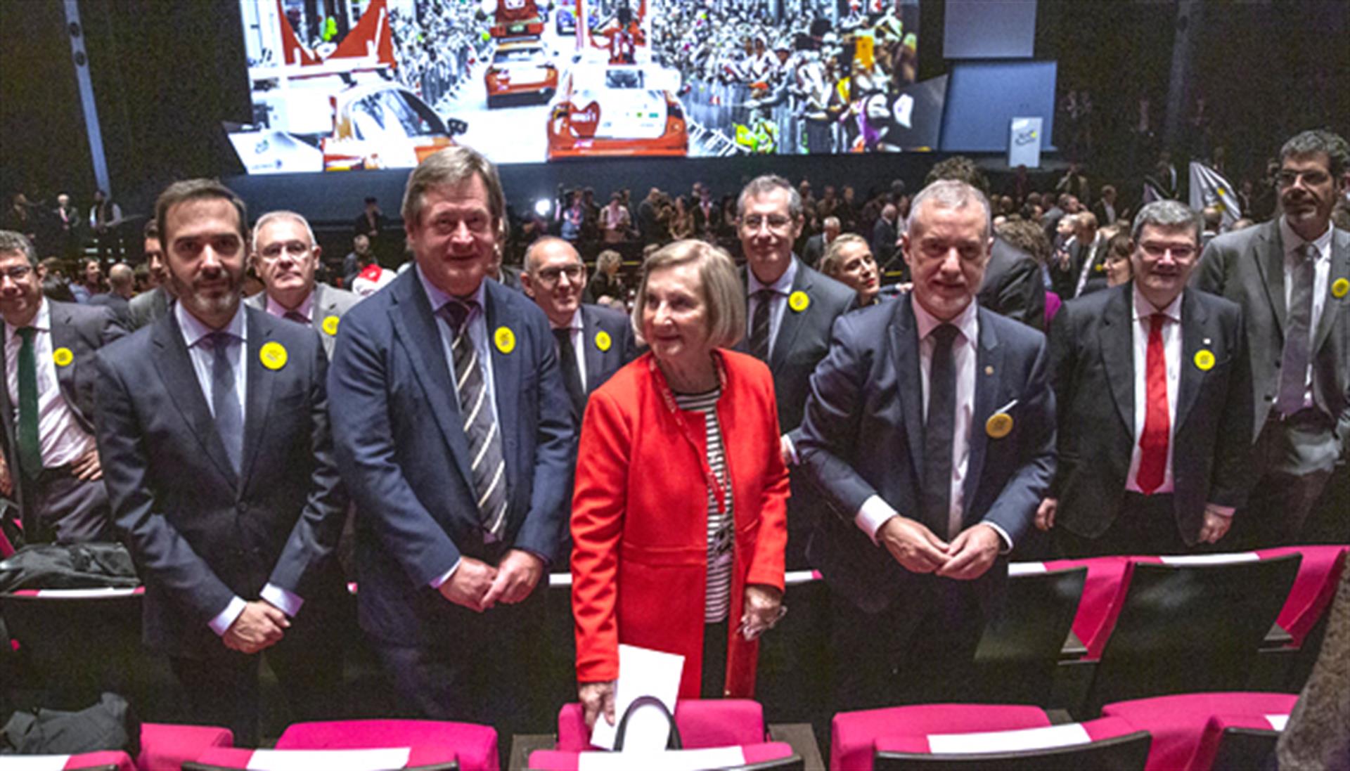 PARÍS (FRANCIA), 27/10/2022.- El lehendakari, Íñigo Urkullu (d, delante), acompañado por el diputado general de Gipuzkoa, Markel Olano (c-d, detrás), el diputado general de Álav, Ramiro González (c-i, detrás), y el alcalde de Bilbao, Juan Mari Aburto (2d, detrás), junto al Consejero de Turismo, Comercio y Consumo Javier Hurtado, (i) y el Consejero de Cultura y Política Lingüística y Portavoz del Gobierno Bingen Zupiria, (2i) asisten a la presentación de la próxima edición del Tour de Francia, este jueves, en París. EFE/ Valentina Camu