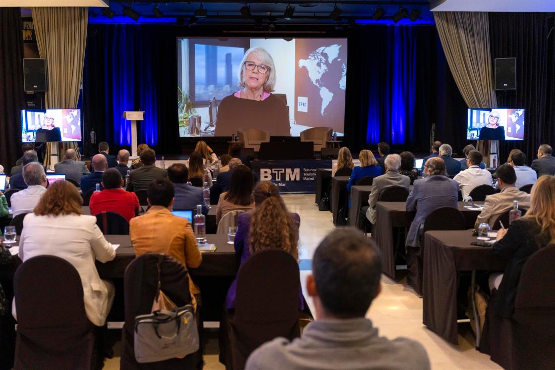La presidenta de la Agencia EFE, Gabriela Cañas, durante su intervención telemática en la V edición del foro BTM que ha arrancado este miércoles en Lloret de Mar (Girona) con un llamamiento a favor de un turismo sostenible, necesario para que el sector mantenga se peso específico en la economía. EFE/David Borrat.