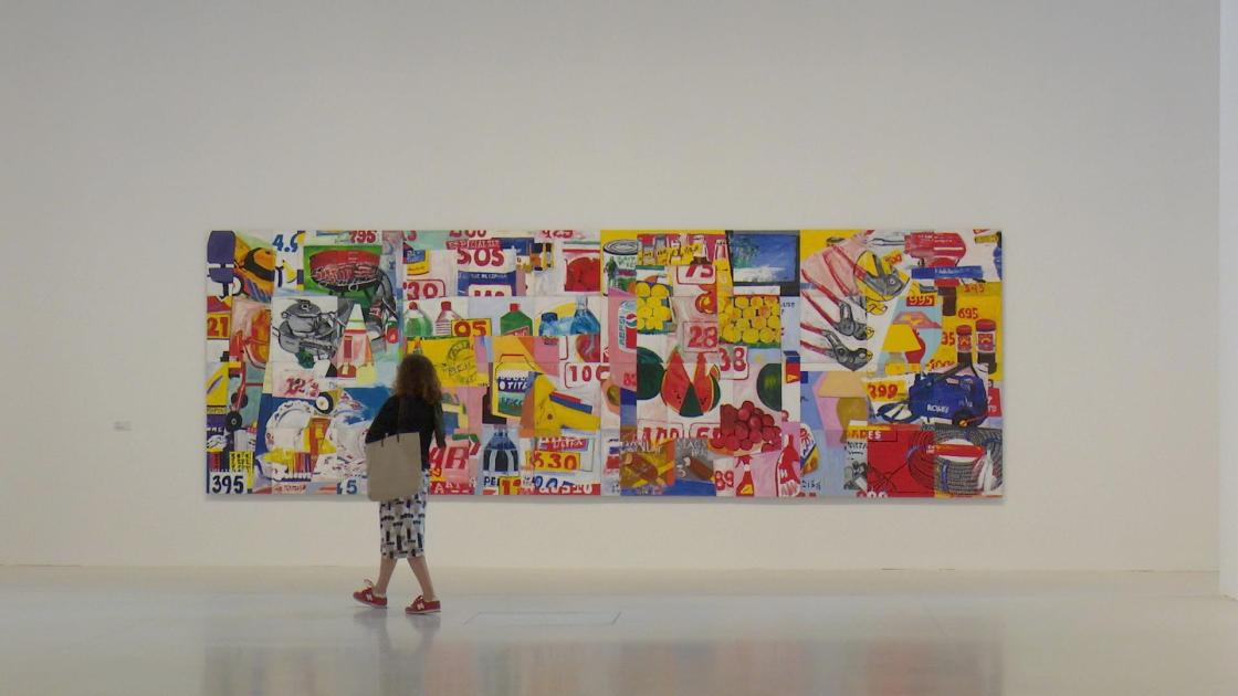 Una visitante en el Palacio de Velázquez de Madrid contempla la obra 'Sin consumar', que forma parte de la colección que el Museo Reina Sofía dedica al pintor Manolo Quejido