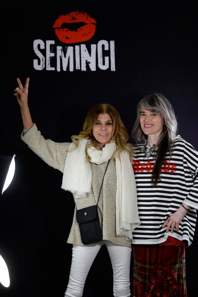 VALLADOLID, 28/10/2022.- La cantante Jeanette (i) junto a la directora Paloma Concejero (d), presentan hoy en la 67 edición de la SEMINCI la película "Soy rebelde".EFE/NACHO GALLEGO