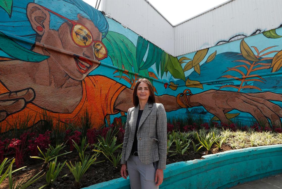 MEX6057. CIUDAD DE MÉXICO (MÉXICO), 07/10/2022 .- Fotografía del 04 de octubre del 2022 de la directora de asuntos corporativos Coca Cola FEMSA México, Catherine Reuben, posa junto al Mural "Mujer Moderna" en las afueras del Metro Escuadrón 201, en la alcaldía Iztapalapa en la ciudad de México (México). El mural comunitario Mujer Moderna, ubicado fuera del Metro Escuadrón 201 en la alcaldía Iztapalapa de la capital mexicana, busca reposicionar la figura de la mujer en el país, así como transformar este espacio público para impulsar mayor seguridad y bienestar a la población de esta demarcación. EFEMario Guzmán 