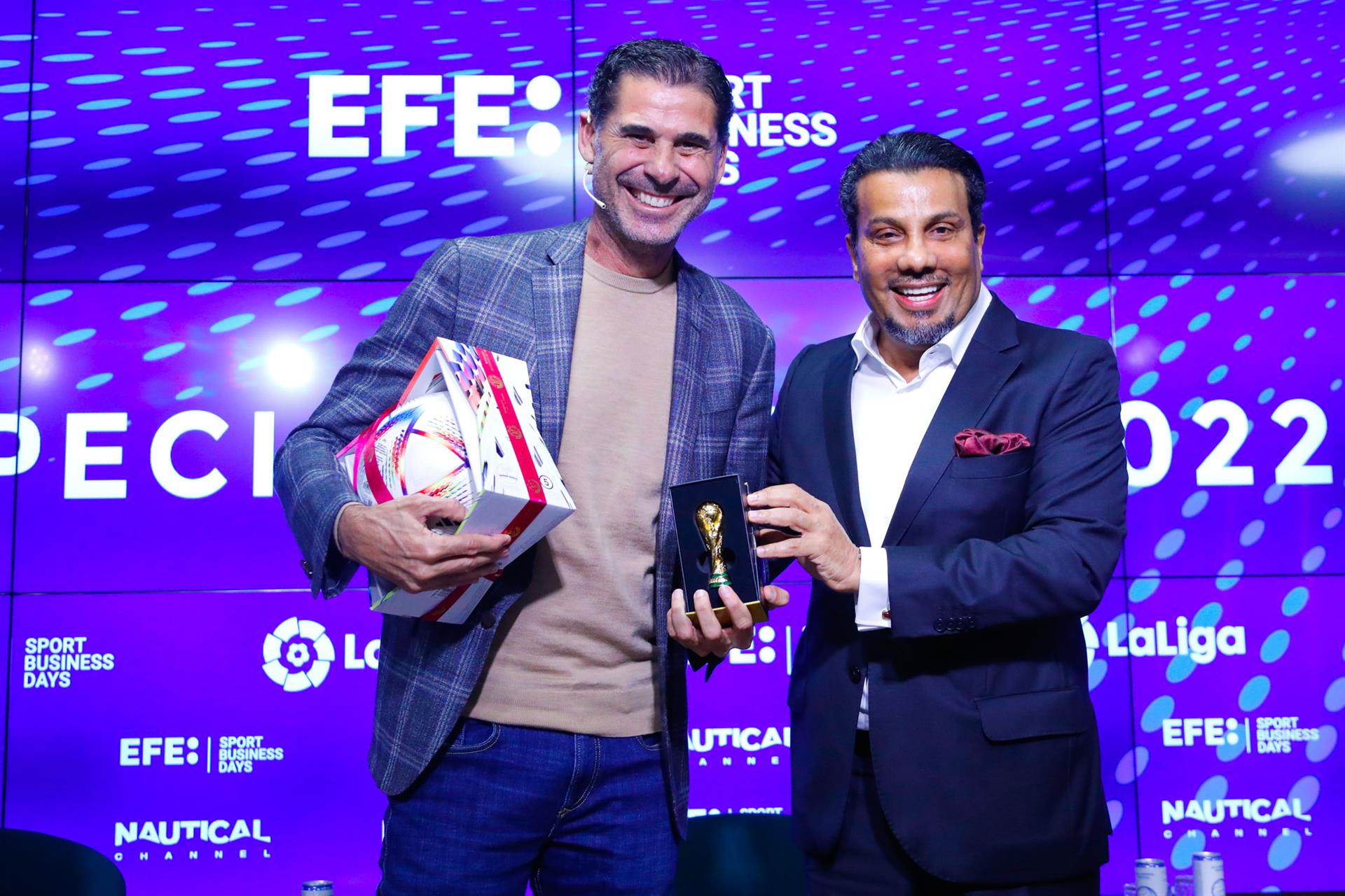 MADRID, 26/10/2022.- El embajador de Qatar en España, Abdalla Al- Hamar (d) entrega un obsequio a Fernando Hierro, excapitán de la selección española de fútbol y nuevo director deportivo del Chivas de Guadalajara (México) , tras el foro "Sport Business Days. Especial Qatar 2022" organizado por la Agencia EFE en Madrid, en el que se analizarán las impresionantes cifras que mueve este evento, sus infraestructuras, derechos de imagen y de cómo las marcas podrán activar sus patrocinios aprovechando el tirón del torneo. EFE/David Fernández