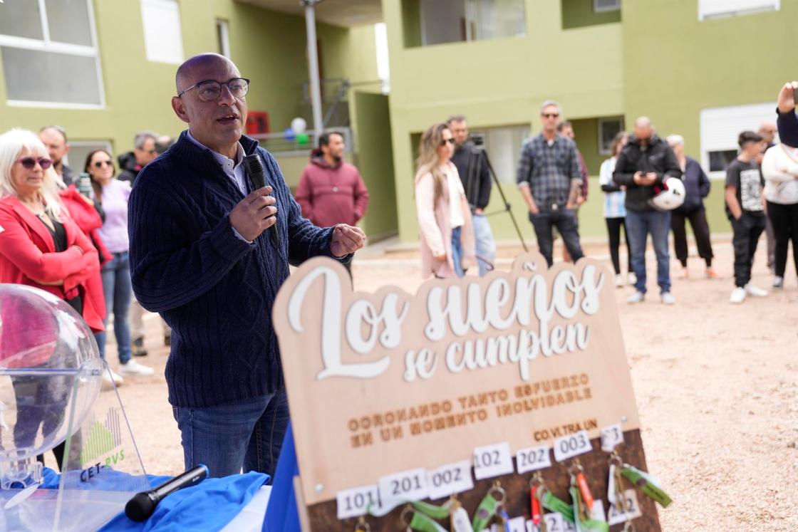 Fotografía cedida por Comunicación Sur del presidente de la Central Sindical Uruguay PIT-CNT, Marcelo Abdala, mientras habla durante la entrega de viviendas del programa "Vivienda Sindical", en Montevideo (Uruguay). Destacado como un plan "único" en Latinoamérica, el Programa de Vivienda Sindical de la central obrera de Uruguay concretó, tras la construcción de unos 270 conjuntos habitacionales, la entrega de una casa propia a 2.000 familias de trabajadores. EFE 