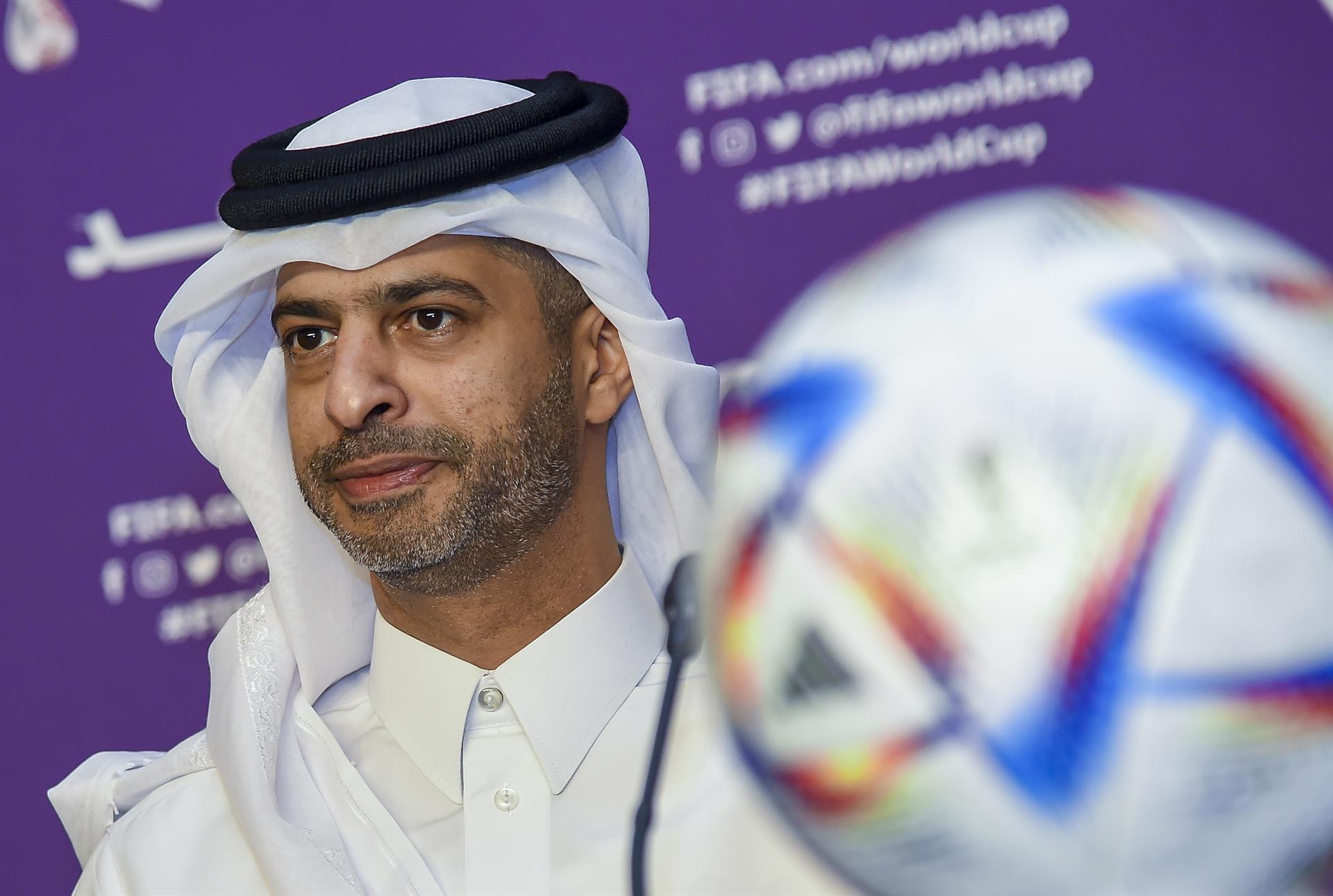 DOHA (QATAR), 17/10/2022.- El CEO de Qatar 2022, Nasser Al Khater, ofrece una rueda de prensa a un mes del Mundial de Qatar 2022 de la FIFA, este lunes en Doha. EFE/ Noushad Thekkayil