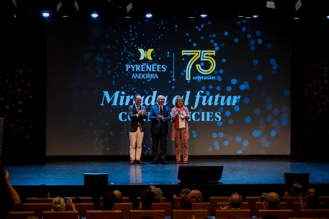 El presidente de Pyrénées, Patrick Pérez (c), junto al jefe de Gobierno de Andorra, Xavier Espot (i), y la cónsul mayor (alcaldesa) de la capital, Conxita Marsol (d), en el acto de celebración del 75 aniversario de la compañía.