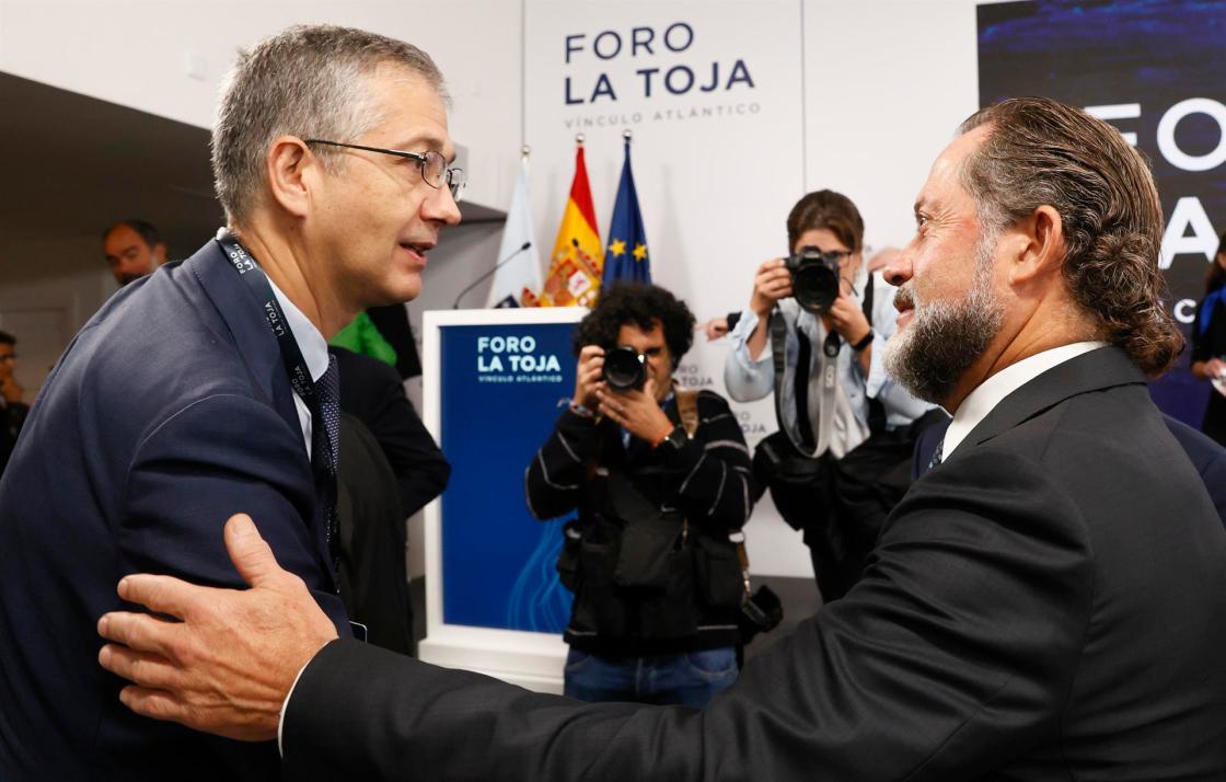 O GROVE ( PONTEVEDRA), 01/10/2022.- El gobernador del Banco de España, Pablo Hernández de Cos (i), saluda al presidente de Abanca, Juan Carlos Escotet, tras su intervención este sábado en el Foro La Toja-Vínculo Atlántico, celebrado en la isla de La Toja, Pontevedra. EFE/Lavandeira jr