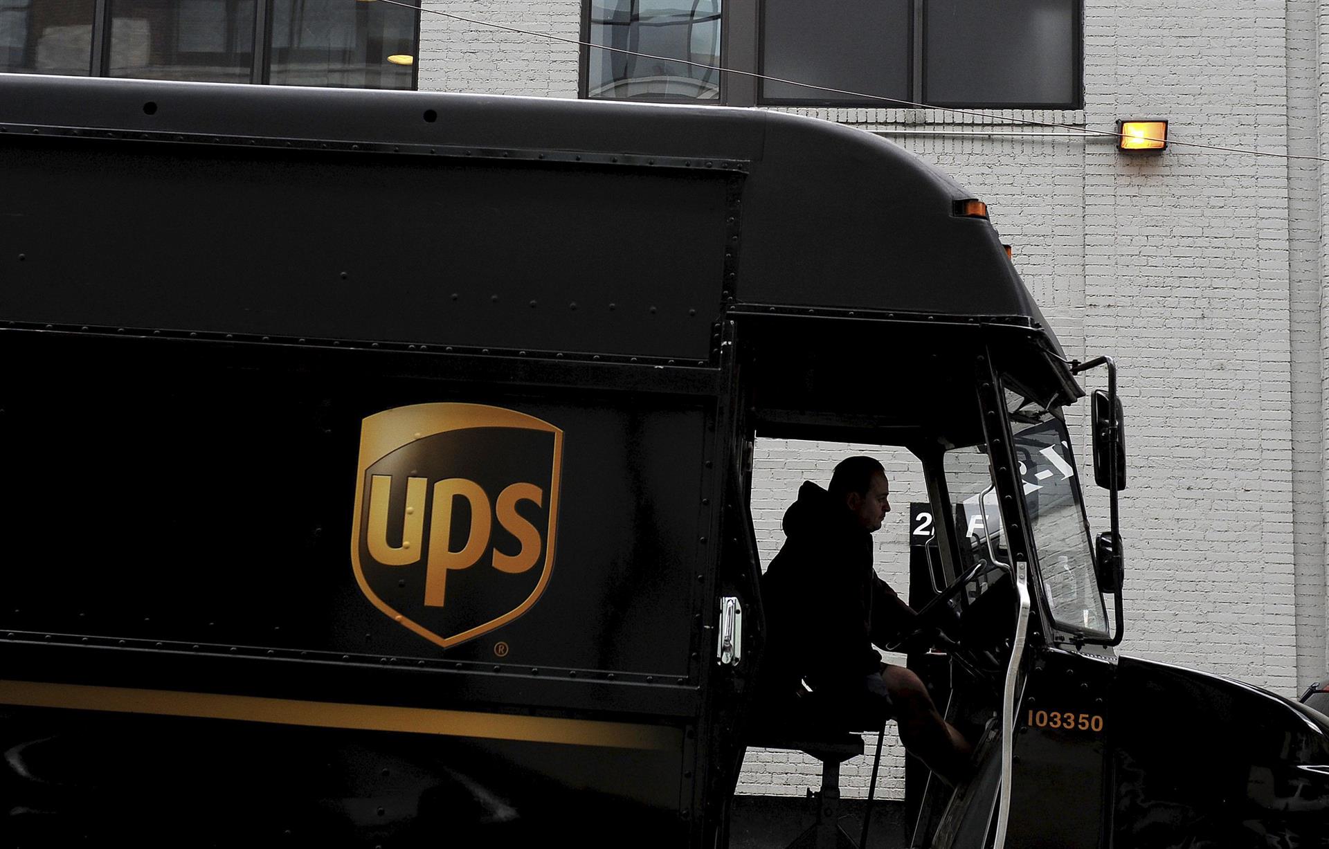 Un conductor conduce un camión de UPS, en una fotografía de archivo. EFE/Justin Lane