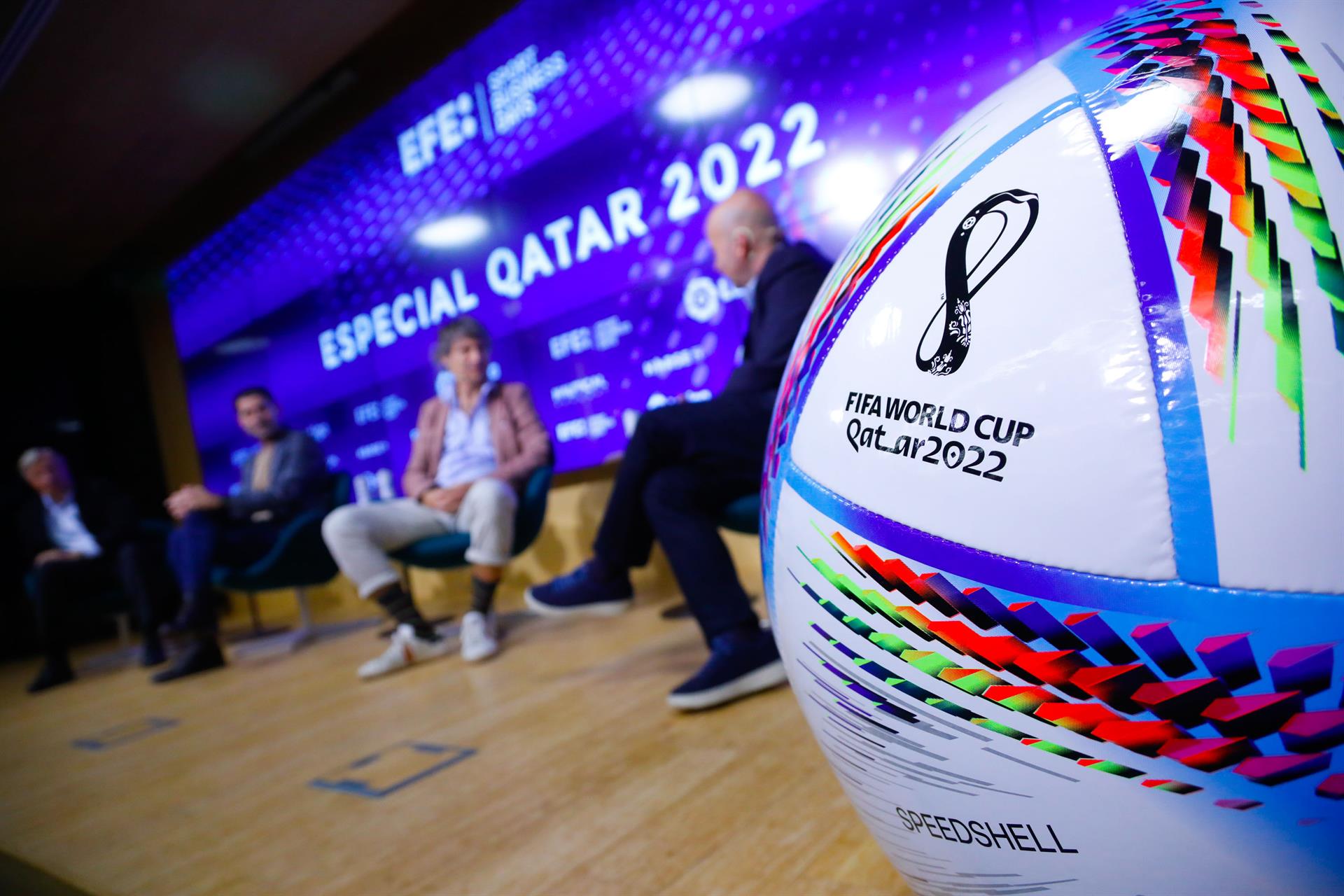 MADRID, 26/10/2022.- De izda a dcha: Mark Fenwick, socio en Fenwick Iribarren Architecs; Fernando Hierro, excapitán de la selección española de fútbol y nuevo director deportivo del Chivas de Guadalajara (México); Alvaro Cébrian, cofundador de El Ganso y Luis Villarejo, director de Deportes de la Agencia EFE, participan en el foro "Sport Business Days. Especial Qatar 2022" organizado por la Agencia EFE en Madrid, en el que se analizarán las impresionantes cifras que mueve este evento, sus infraestructuras, derechos de imagen y de cómo las marcas podrán activar sus patrocinios aprovechando el tirón del torneo. EFE/David Fernández