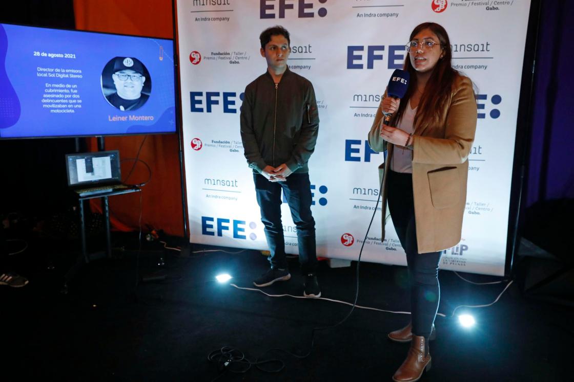 Participantes de la Hackathon realizada en el marco del décimo Festival Gabo, presentan hoy la aplicación "LAlerta" en Bogotá (Colombia). La "Hackathon para un Periodismo por la Paz" culminó este domingo con éxito presentando las innovadoras propuestas en las que desarrolladores y periodistas trabajaron durante el fin de semana en el marco del Festival Gabo buscando hacer frente a la "realidad sangrante" de los periodistas en Colombia. EFE/Carlos Ortega