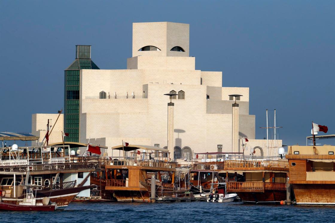 GRAF3111. DOHA, 14/10/2022.- Doha, la capital de Catar, es una ciudad moderna completamente renovada para acoger la Copa del Mundo y pensar que es una urbe reciente y tecnológica es algo habitual, pero en sus museos y galerías esconden la esencia de su historia, su pueblo, sus tradiciones y una vasto legado por explorar. En la foto, tomada el 24/09/2022, vista del Museo de Arte Islámico, obra del premio Pritzker I.M. Pei, que rediseña los elementos tradicionales de la arquitectura islámica tradicional, en concreto en la mezquita de Ibn Tulun, la más antigua de El Cairo, para fusionarlos con la arquitectura moderna. Y además, lo hace en una isla artificial ganada al mar arábigo en el paseo marítimo capitalino de La Corniche. EFE/ Alberto Estevez
