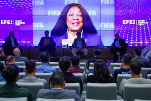 MADRID, 26/10/2022.- La secretaria general de la FIFA, Fatma Samoura interviene por videoconferencia en el foro "Sport Business Days. Especial Qatar 2022" organizado por la Agencia EFE en Madrid, en el que se analizarán las impresionantes cifras que mueve este evento, sus infraestructuras, derechos de imagen y de cómo las marcas podrán activar sus patrocinios aprovechando el tirón del torneo. EFE/David Fernández