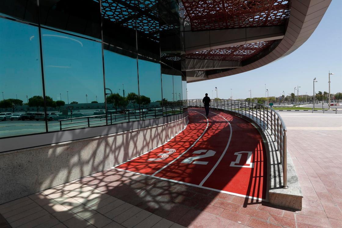 GRAF3101. DOHA, 14/10/2022.- Doha, la capital de Catar, es una ciudad moderna completamente renovada para acoger la Copa del Mundo y pensar que es una urbe reciente y tecnológica es algo habitual, pero en sus museos y galerías esconden la esencia de su historia, su pueblo, sus tradiciones y una vasto legado por explorar. En la foto, tomada el 17/09/2022, entrada al Museo Olímpico y del Deporte 3-2-1 situado en uno de los estadios con mayor solera del país, el Khalifa de Al Rayyan, con exposiciones interactivas, reliquias de los mayores deportistas de la historia, sala con todas las antorchas olímpicas, las mascotas y el merchandising, vehículos e infinidad de tesoros. EFE/ Alberto Estevez
