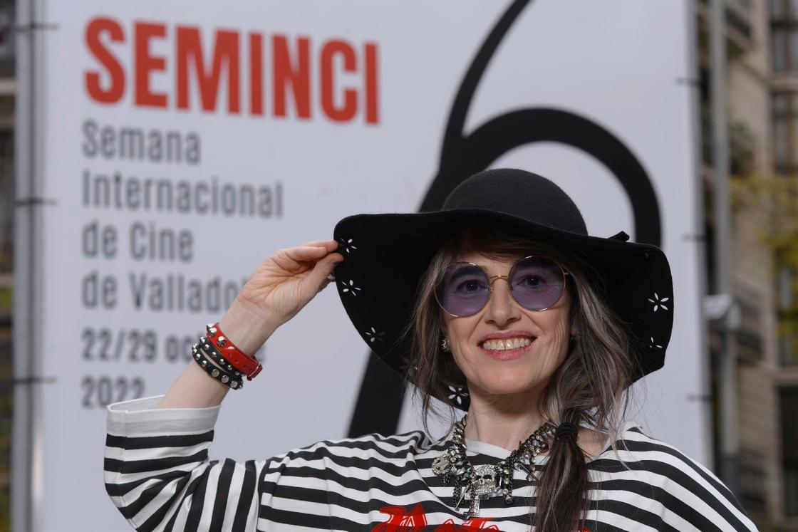 VALLADOLID, 28/10/2022.- Paloma Concejero, directora de la película "Soy rebelde", protagonizada por la cantante Jeanette, que se puede visionar dentro de las proyecciones especiales de la 67 edición de la SEMINCI, este viernes en Valladolid. La figura de Jeanette es el hilo conductor de un nuevo documental que la realizadora Paloma Concejero dedica a la intrahistoria de la música española, en este caso a través de una solista que con la canción "Soy rebelde" interpretó un 'himno generacional' en la España de los últimos años de la dictadura, según explica en una entrevista con la Agencia EFE antes del estreno en el festival de cine de Valladolid. EFE/NACHO GALLEGO