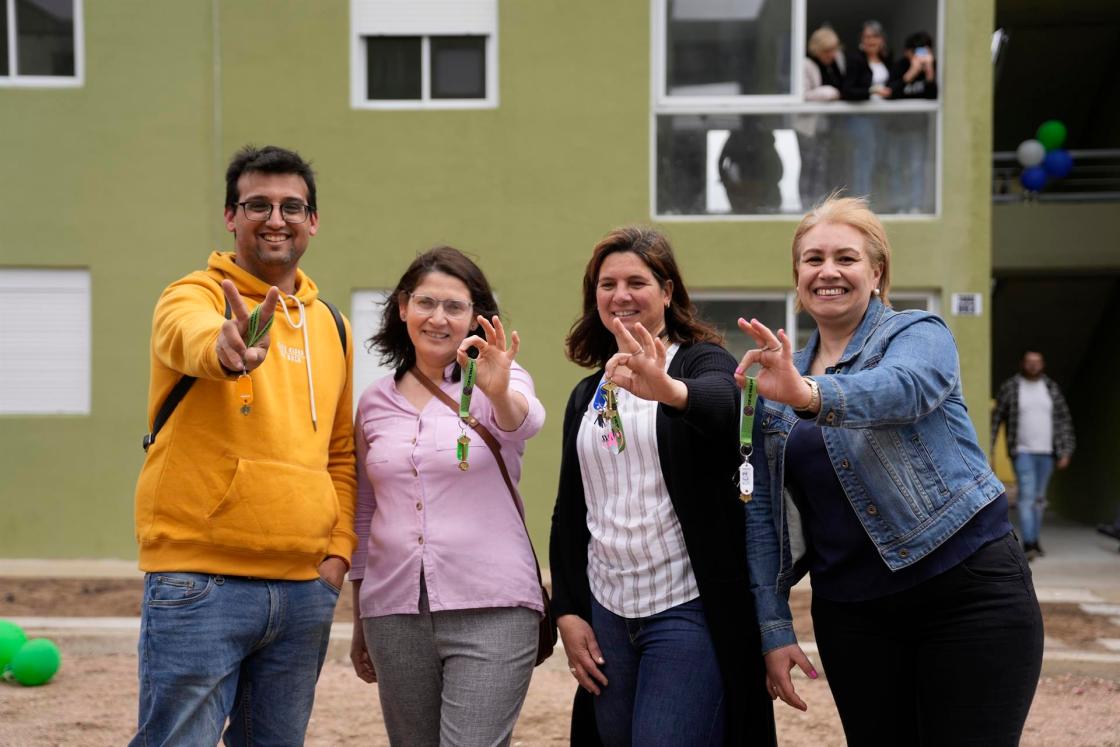 Destacado como un plan "único" en Latinoamérica, el Programa de Vivienda Sindical de la central obrera de Uruguay concretó, tras la construcción de unos 270 conjuntos habitacionales, la entrega de una casa propia a 2.000 familias de trabajadores. EFE 