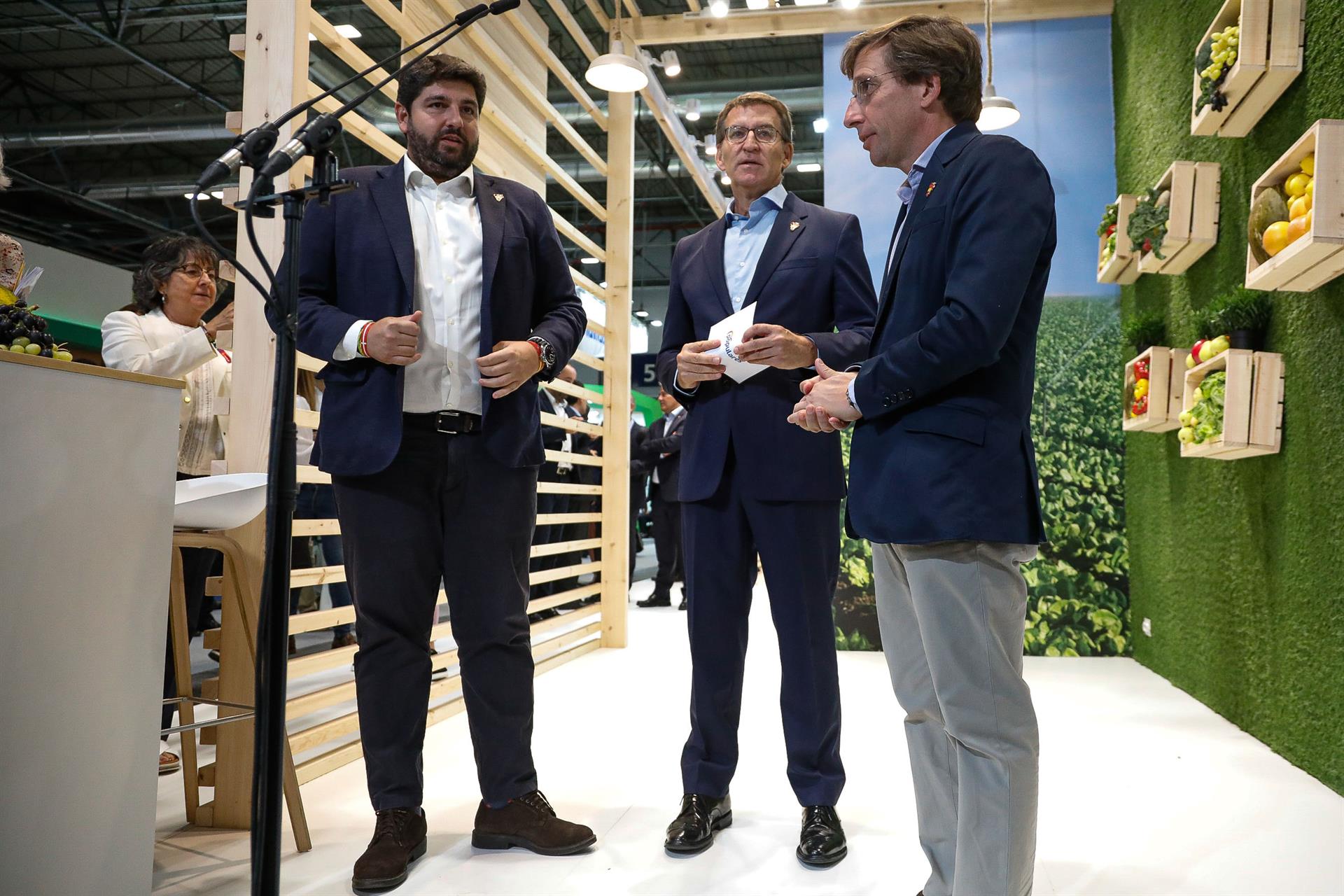 MADRID, 04/10/2022.- El alcalde de Madrid, Jose Luis Martínez-Almeida (d), el presidente del PP, Alberto Núñez Feijoó (c), y el presidente de Murcia, Fernando López Miras (i), visitan este martes la feria "Fruit Attraction" inaugurada en el recinto de IFEMA, en Madrid. EFE/David Fernández