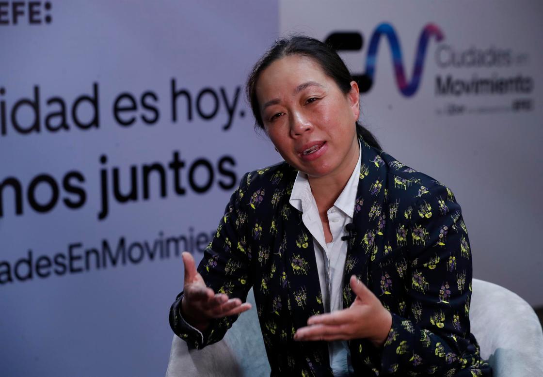 La directora de políticas públicas globales para ciudades y transporte en Uber, Shin-pey Tsay habla durante una entrevista con Efe, el 27 de septiembre de 2022, en Ciudad de México (México). EFE/Mario Guzmán