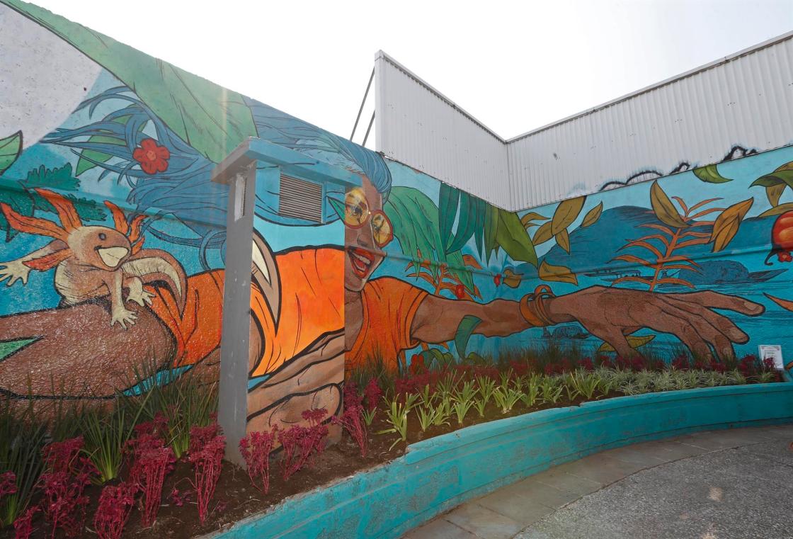 Vista general del mural "Mujer Moderna" en las afueras del Metro Escuadrón 201 en la alcaldía Iztapalapa en la ciudad de México (México). El mural comunitario Mujer Moderna, ubicado fuera del Metro Escuadrón 201 en la alcaldía Iztapalapa de la capital mexicana, busca reposicionar la figura de la mujer en el país, así como transformar este espacio público para impulsar mayor seguridad y bienestar a la población de esta demarcación. EFEMario Guzmán 