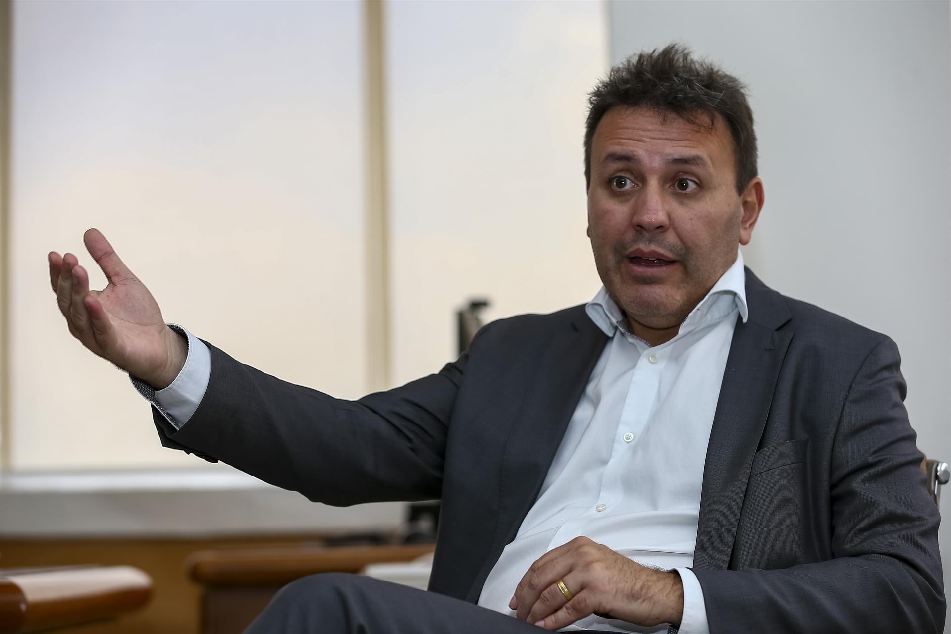 El director ejecutivo de la Organización Latinoamericana de Energía, Alfonso Blanco, habla durante una entrevista con Efe el 05 de octubre de 2022, en Quito (Ecuador). Blanco dijo que analiza las repercusiones actuales del mercado en la región, con miras a la Semana de la Energía que tendrá lugar en diciembre en Panamá. EFE/José Jácome