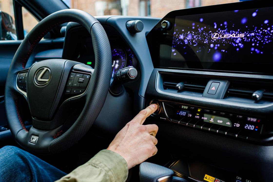 BERLÍN, 09/11/2022.- Detalles del nuevo Lexus UX 250h 2023 presentado en Berlín. El nuevo Lexus UX 300e, el primer vehículo totalmente eléctrico de Lexus, estrena una nuevo sistema de batería que incrementa su autonomía en más de un 40 % hasta alcanzarlos 450 kilómetros y llegará al mercado en verano de 2023, según han informado fuentes de la compañía. El ajuste de la dirección asistida eléctrica y de la suspensión es lo que ha permitido refinar la dinámica de la conducción, al tiempo que se ha incrementado el número de puntos de soldadura para incrementar la rigidez de la carrocería. EFE/ Patricia Sevilla Ciordia