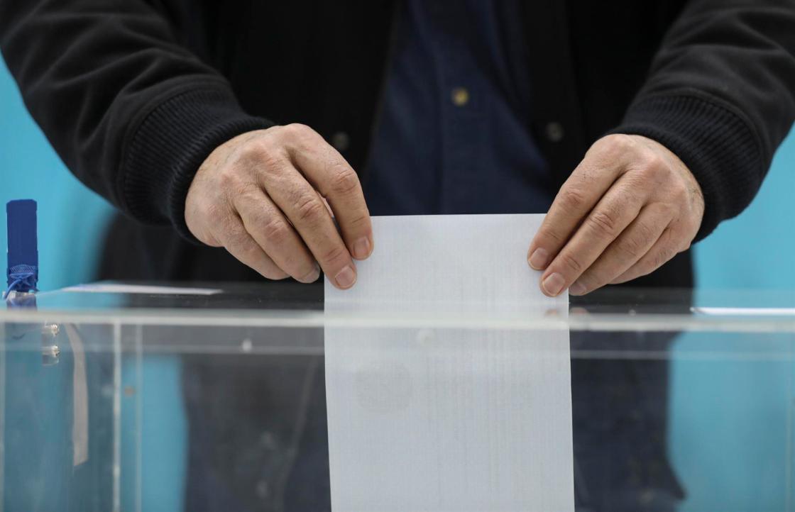 A man casts his vote during the presidential election at a polling station in Almaty, Kazakhstan, Sunday, November 20. EFE/EPA/TIMUR BATYRSHIN