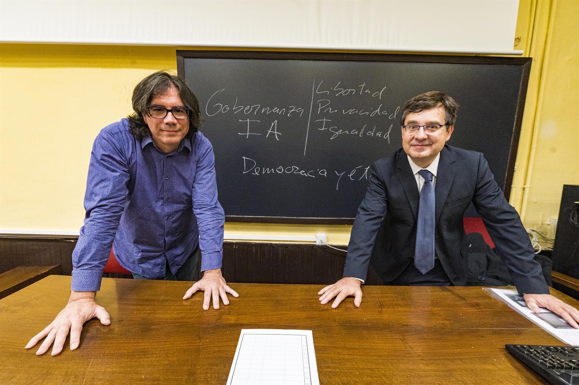 El director de la Unidad de Excelencia de Sociedad digital y catedrático Derecho Internacional de la Universidad de Granada, Fernando Esteban(D), y el profesor y experto de la Comisión Europea en legalidad y ética, Javier Valls(I) durante el reportaje en la facultad de derecho de Granada.