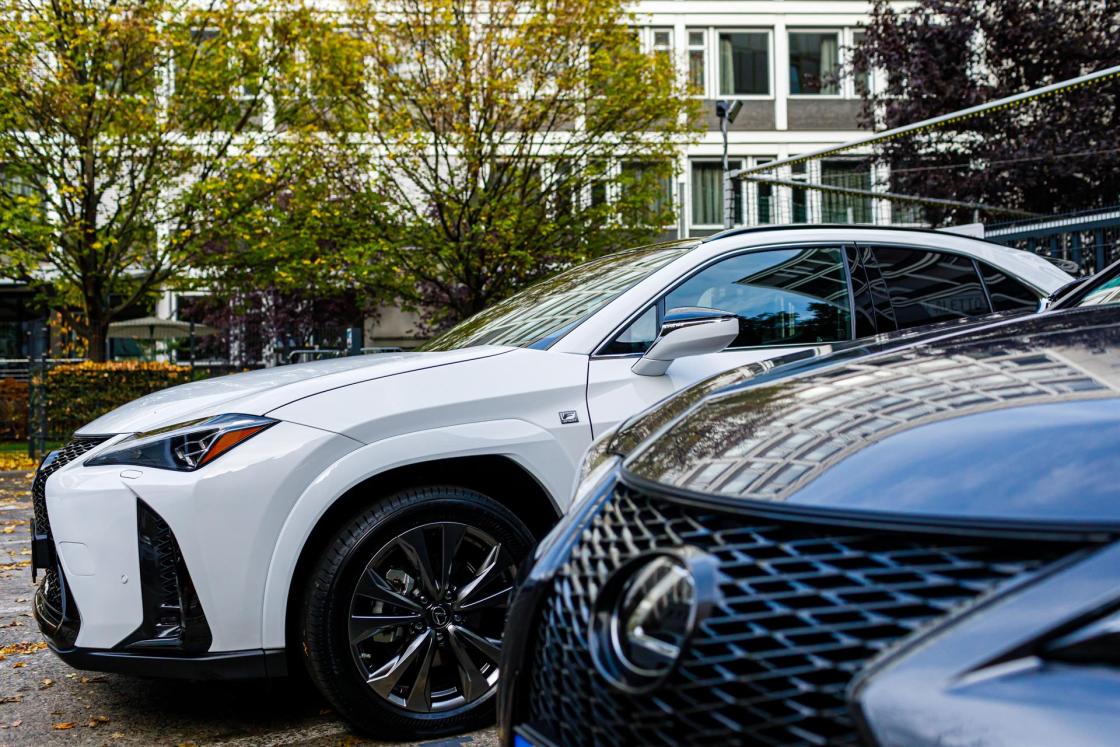 BERLÍN, 08/11/2022.- Detalles del nuevo Lexus UX 250h 2023 presentado en Berlín. El nuevo Lexus UX 300e, el primer vehículo totalmente eléctrico de Lexus, estrena una nuevo sistema de batería que incrementa su autonomía en más de un 40 % hasta alcanzarlos 450 kilómetros y llegará al mercado en verano de 2023, según han informado fuentes de la compañía. El ajuste de la dirección asistida eléctrica y de la suspensión es lo que ha permitido refinar la dinámica de la conducción, al tiempo que se ha incrementado el número de puntos de soldadura para incrementar la rigidez de la carrocería. EFE/ Patricia Sevilla Ciordia